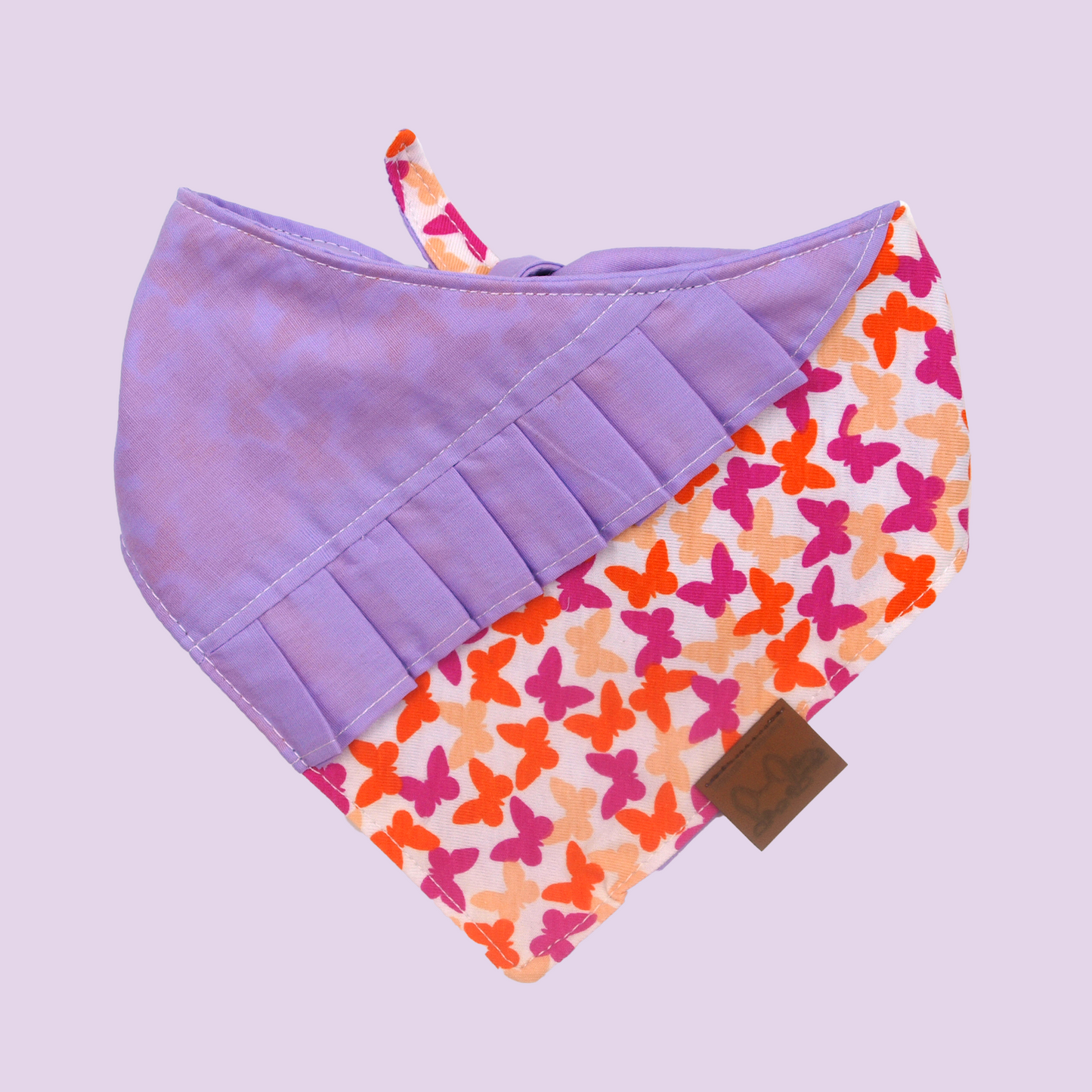 Bandana para mascota con olanes morados y estampado de mariposas