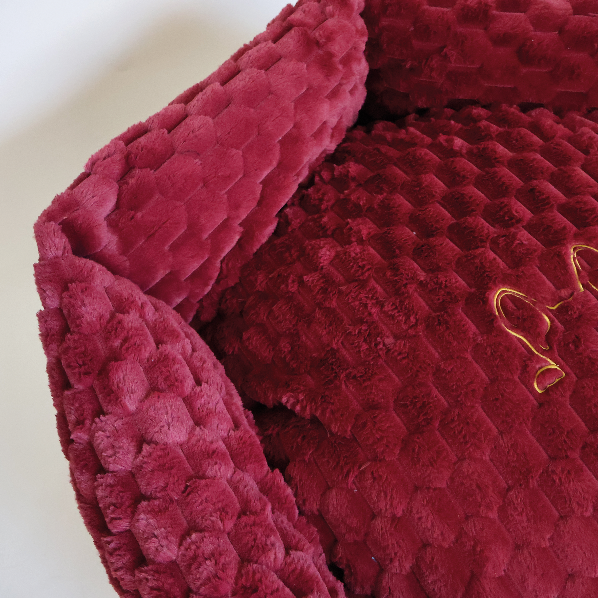 Cama roja y calientita para perros, ideal para mantener a tu mascota cómoda y abrigada durante el invierno