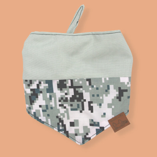 Bandana para mascota con la parte superior gris y la parte de abajo con patrón estilo pixeles en tonos gris. 