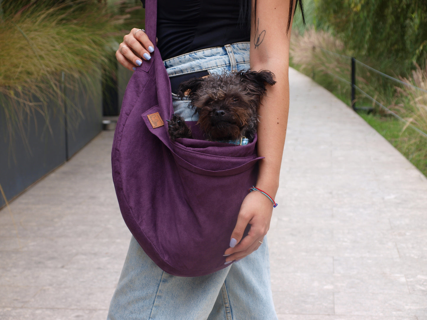 Bolsa para cargar perro color morado.