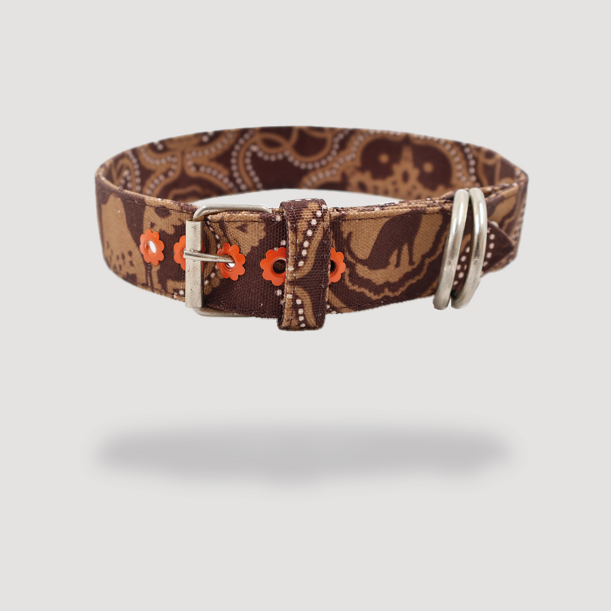 Collar para perro con diseño de grecas café y detalle de flores naranjas en los ojillos 