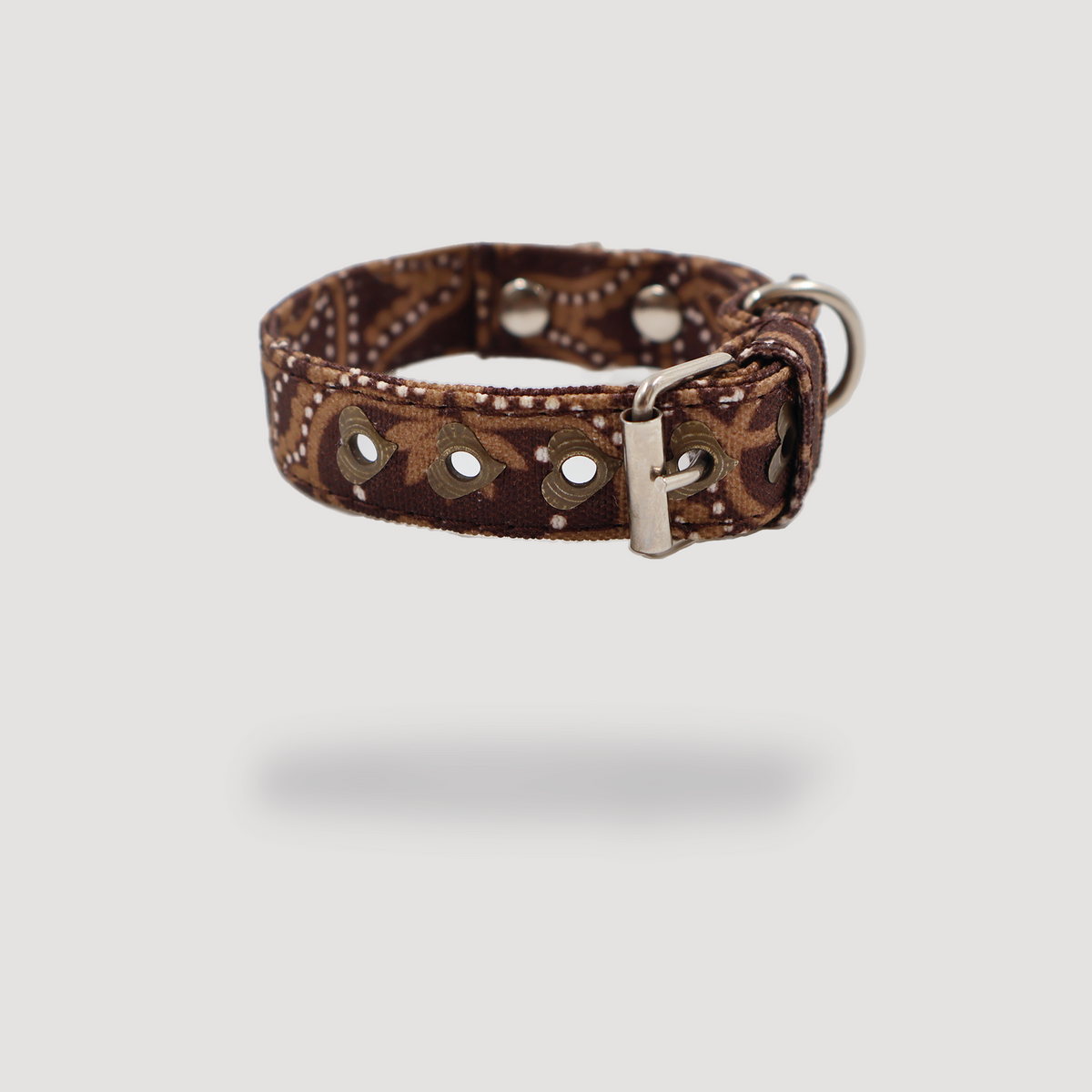 Collar para perro con diseño de grecas café y detalle de corazones cobres en los ojillos 