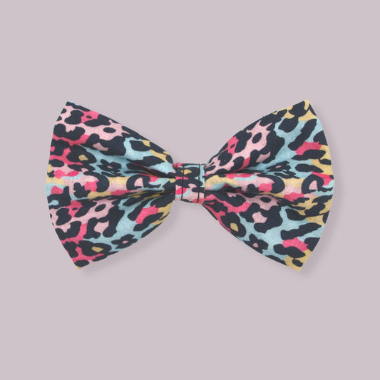 Moño con diseño de leopardo en rosa