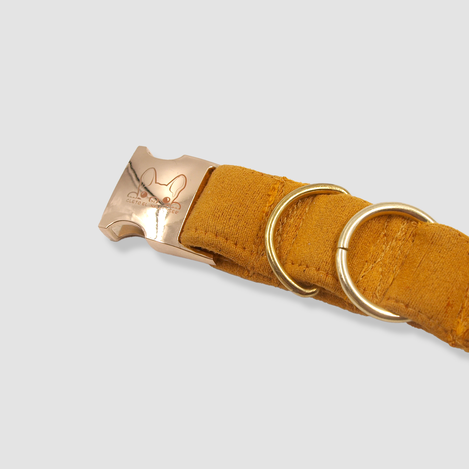 Collar para mascota color mostaza con hebilla dorada.
