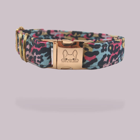 Collar para mascota con herrajes dorados, el collar es de patrón de leopardo con rosa y color menta.