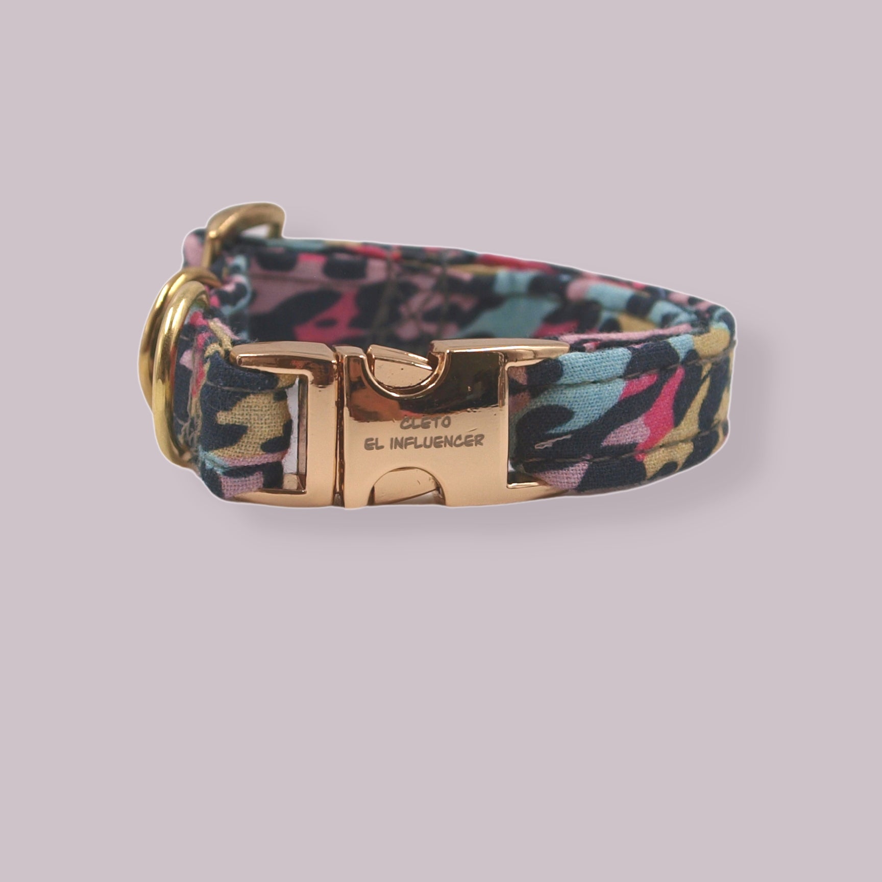Collar SMALL para mascota con herrajes dorados, el collar es de patrón de leopardo con rosa y color menta.