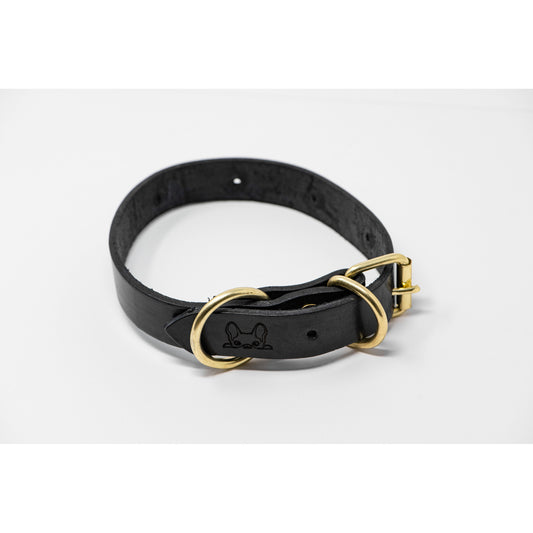 Collar de piel negro con herrajes de bronce.