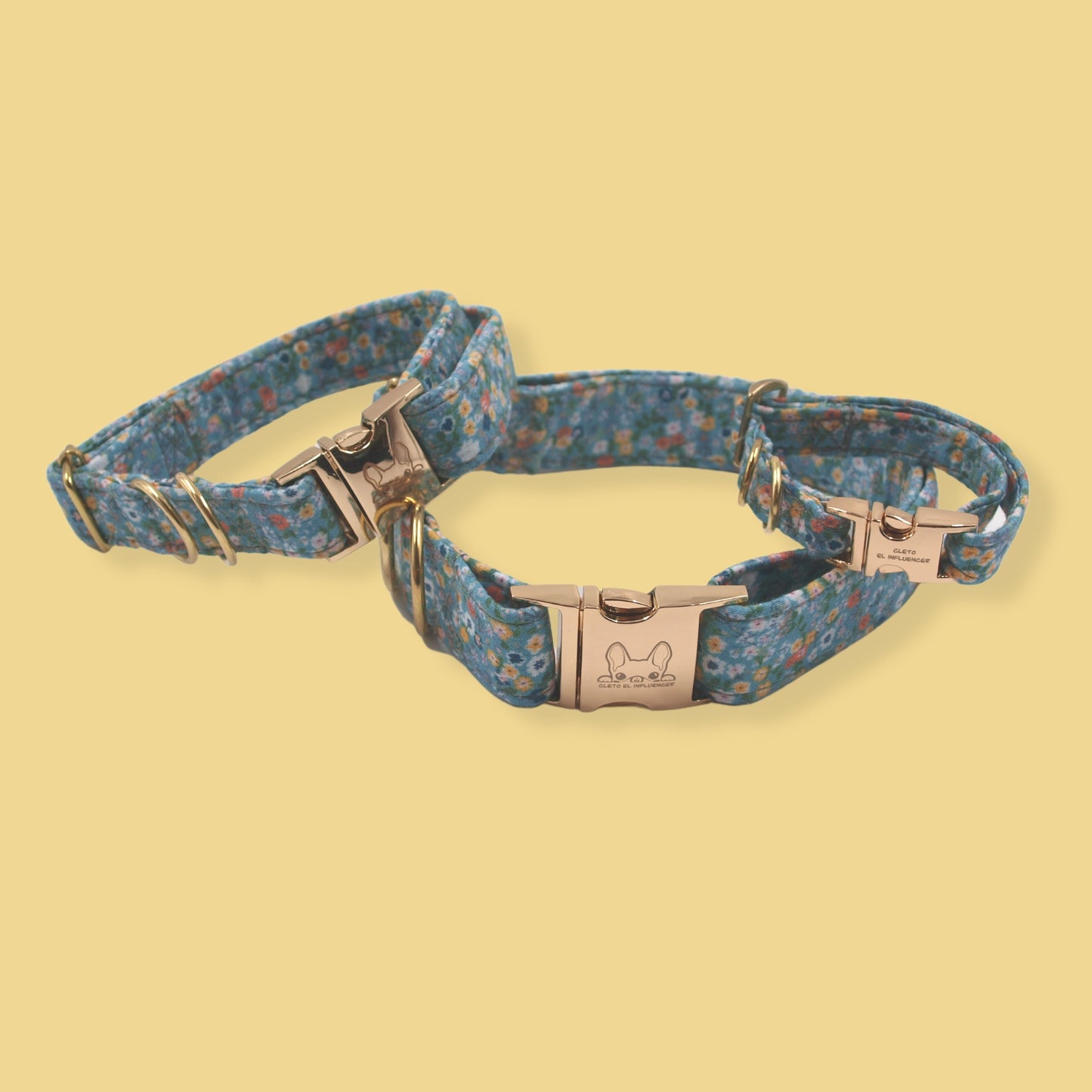 Collares para mascota con herrajes dorados, el collar es color azul con flores.
