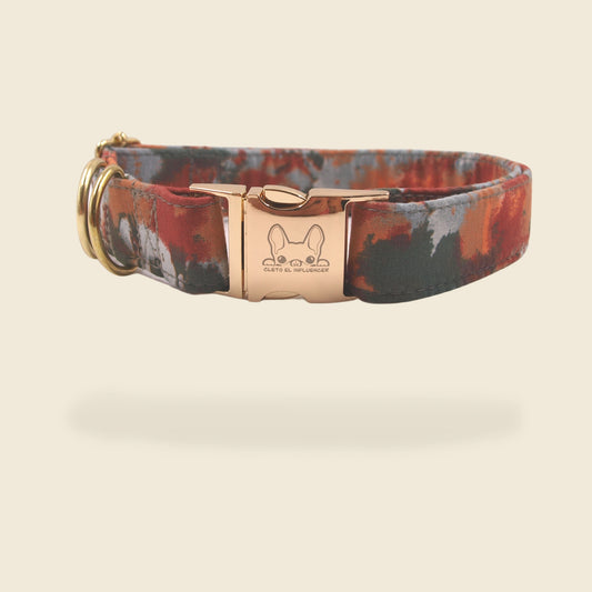 Collar para mascota con herrajes dorados, el collar es color verde con tonos anaranjados.